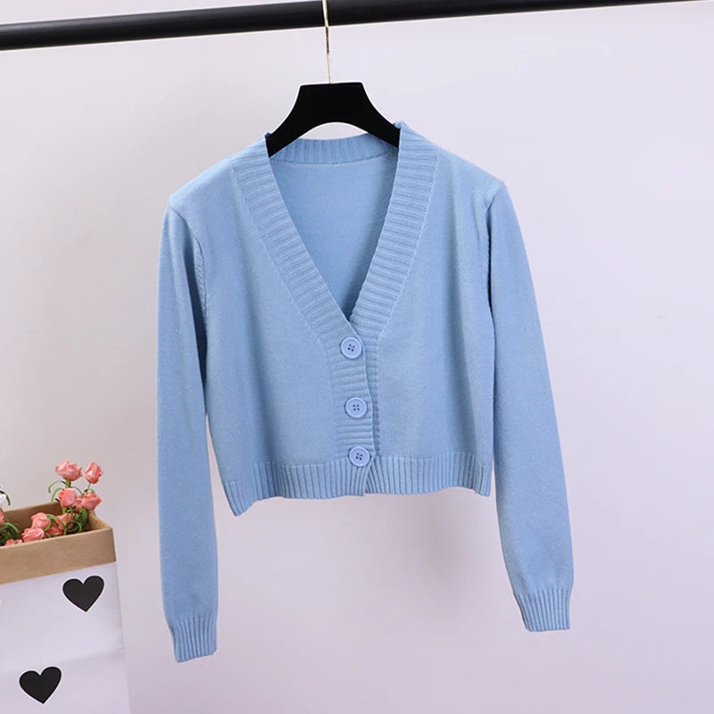 gilet court bleu ciel col V et à bouton pour femme