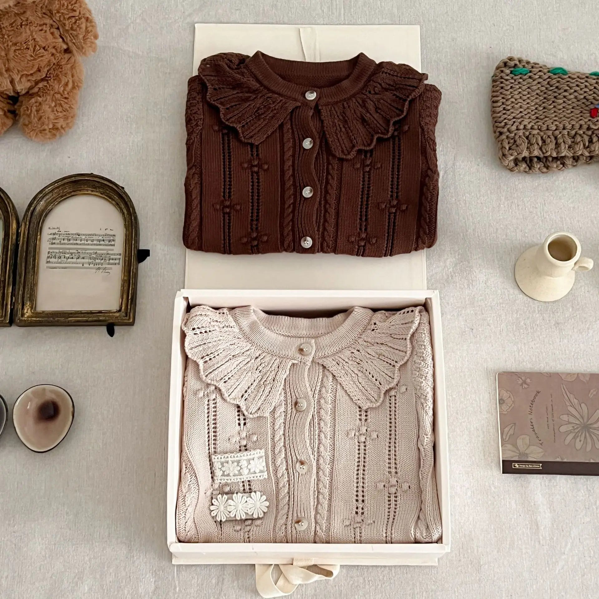 gilet enfant fille beige ou marron col claudine